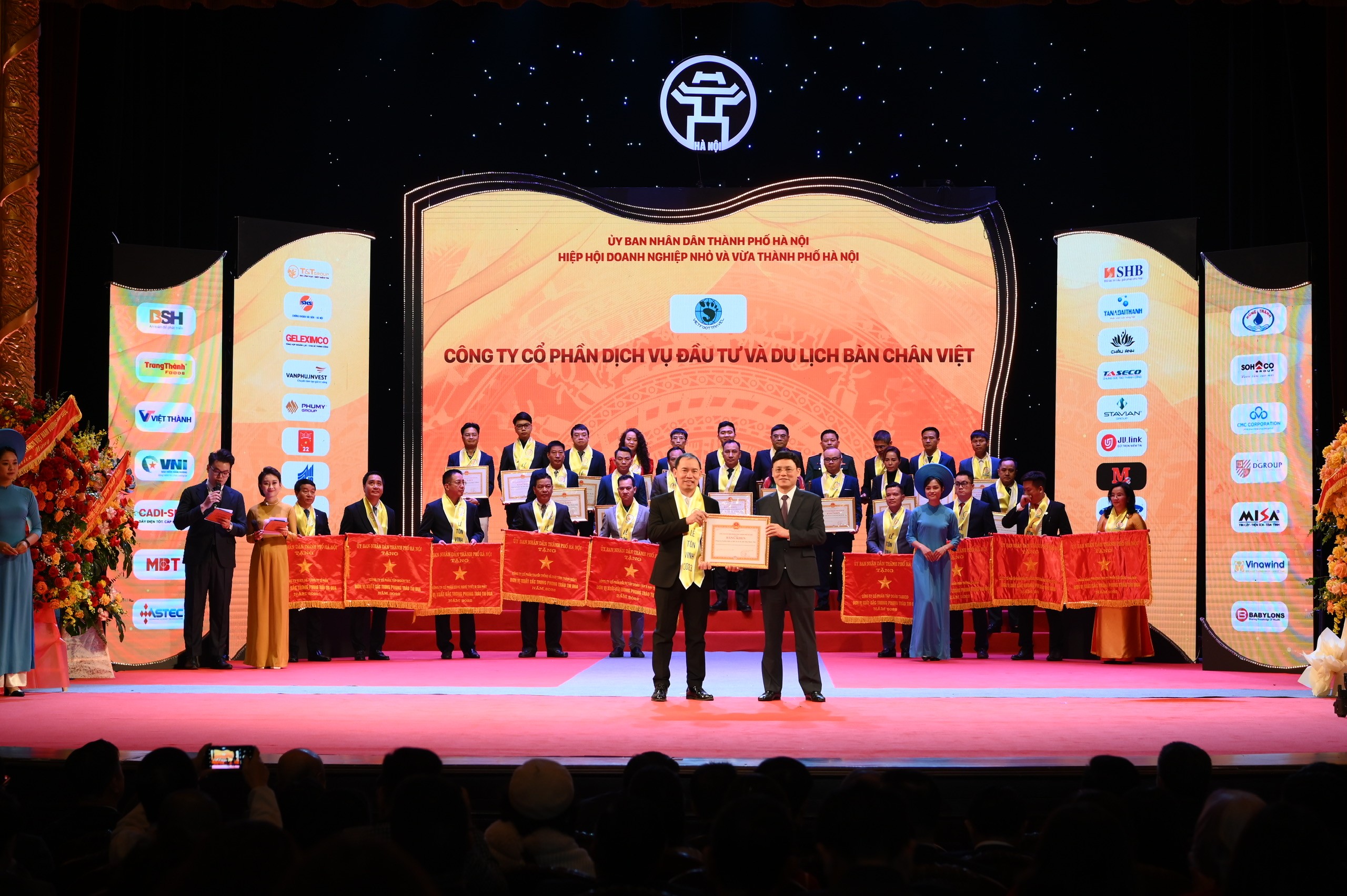 Vietfoot Travel Vinh dự đón nhận bằng khen Tôn vinh doanh nhân, doanh nghiệp Thăng Long năm 2023