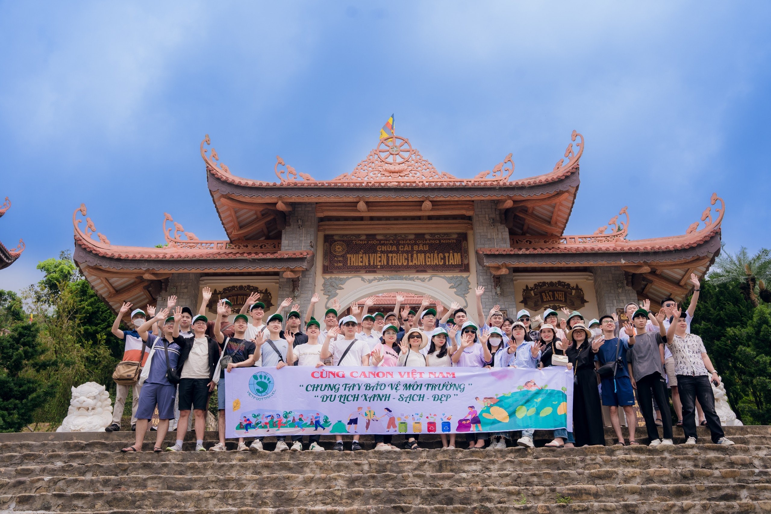 Vietfoot Travel đồng hành cùng công ty Canon trong chuyến du lịch hè tại đảo Quan Lạn