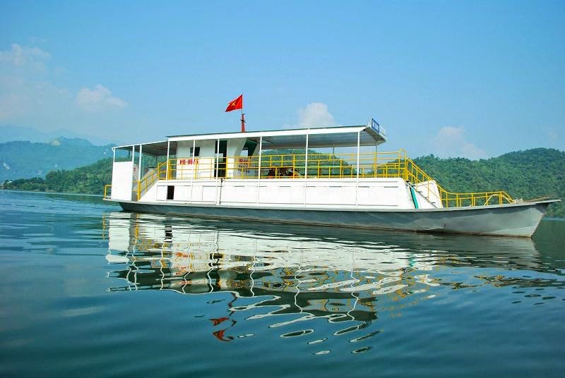 Du thuyền Hòa Bình