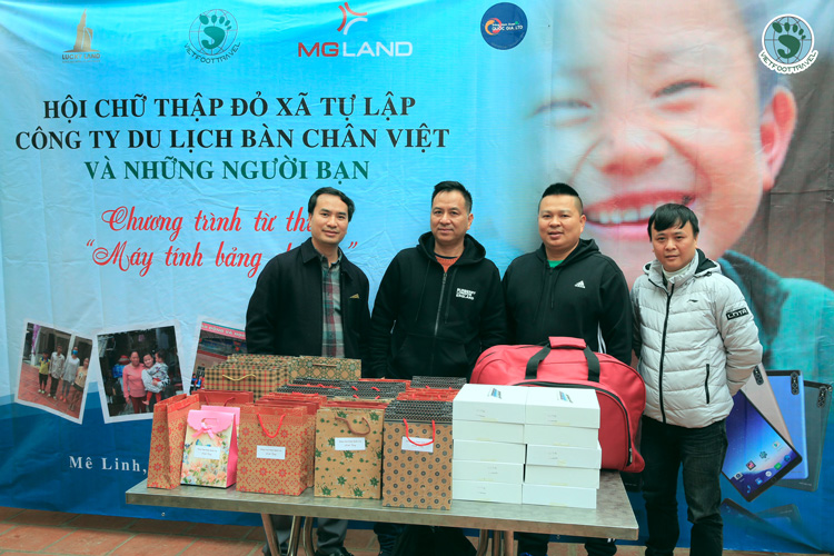 Vietfoot Travel trao tặng những chiếc máy tính bảng giúp các em nhỏ học tập ngày 28.12.2021 