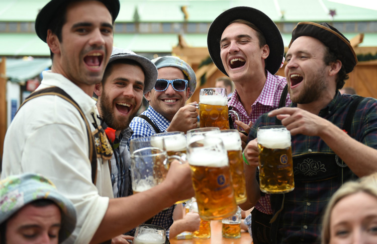 Uống bia tại Oktoberfest