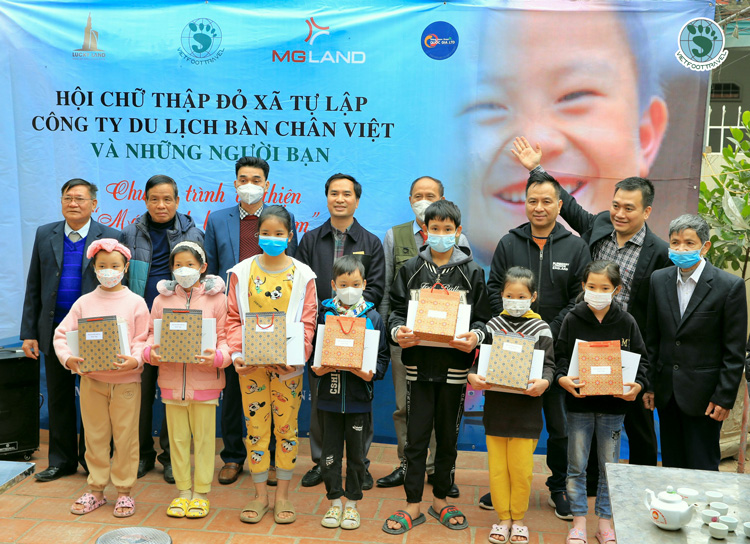 VIETFOOT TRAVEL TỔ CHỨC CHƯƠNG TRÌNH TỪ THIỆN “MÁY TÍNH BẢNG CHO EM” NGÀY 28.12.2021