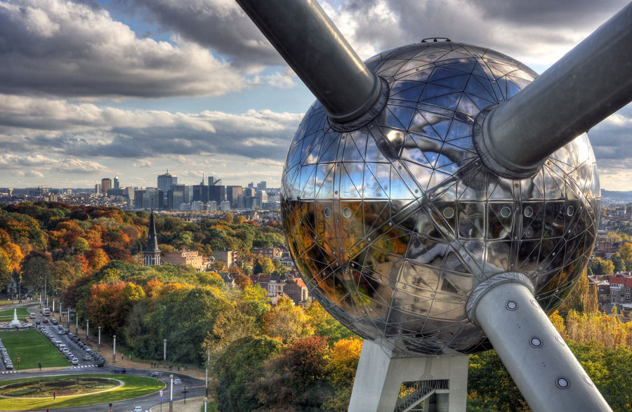 Cận cảnh 1 trong 9 quả cầu của Atomium