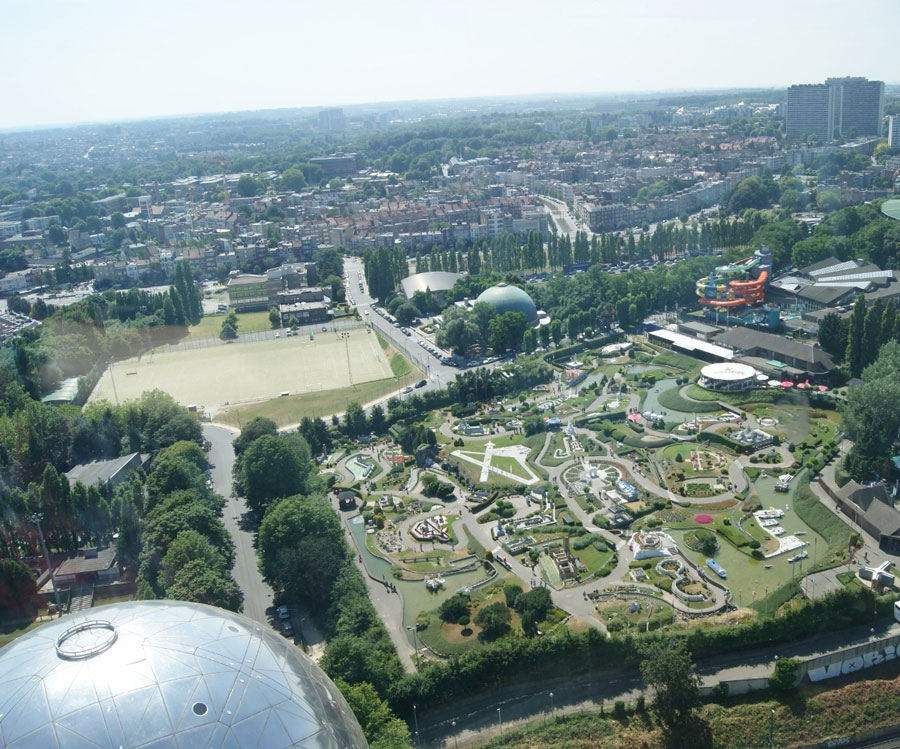 Khung cảnh Brussels dưới những quả cầu thép của Atomium