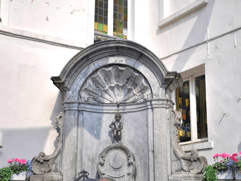 Bức tượng một chú bé con đứng tè nơi góc phố có tên Manneken Pis