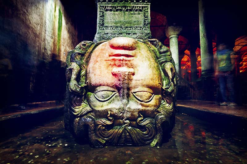 Hai cột lớn mang tượng đầu Medusa đặt ngược