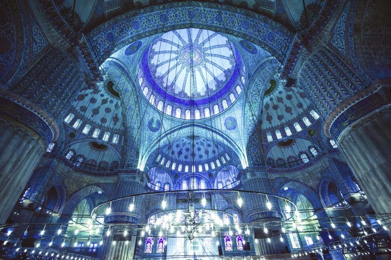 Sultan Ahmed có năm vòm chính, sáu tháp chuông và tám vòm thứ cấp