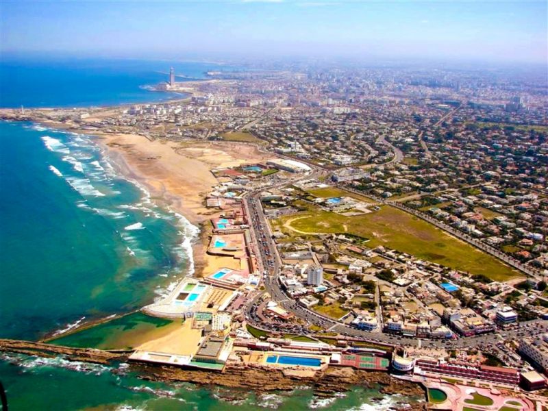 Casalanca là thành phố đầy nắng và gió nằm bên một vùng biển rộng lớn