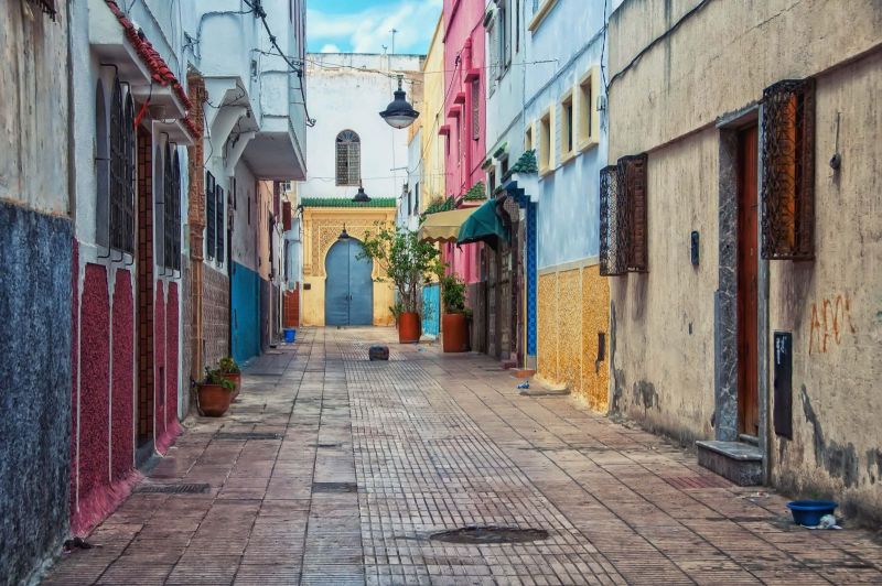 Con hẻm thanh bình cùng với những bức tường đầy sắc màu tại khu phố Medina