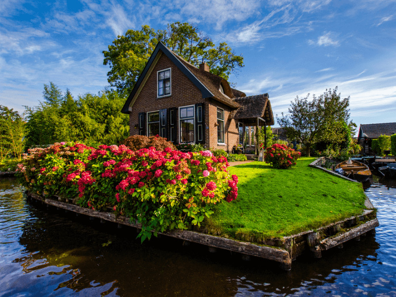 GIETHOORN – NGÔI LÀNG KHÔNG CÓ TIẾNG CÒI XE