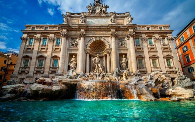 CHIÊM NGƯỠNG ĐÀI PHUN NƯỚC TREVI Ở ROME, ITALIA