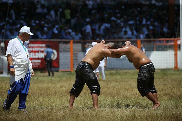 Rất đông du khách tham gia cổ vũ tại lễ hội