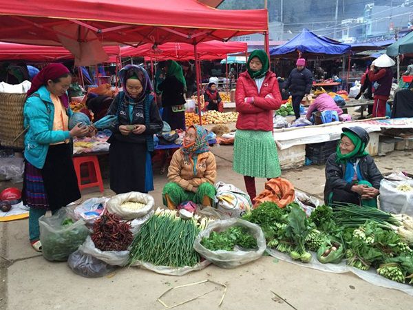 Nhộn nhịp chợ phiên Đồng Văn.